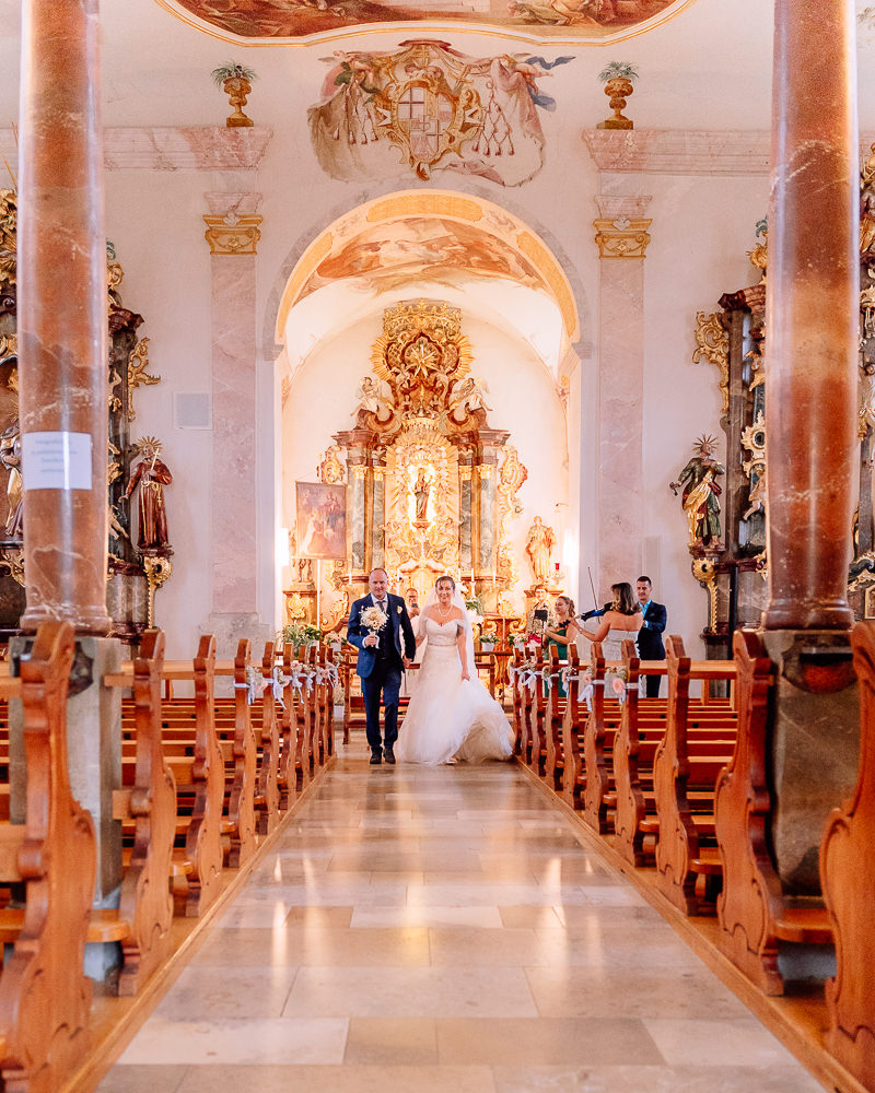 Hochzeit, Brautpaarshooting in Kirche, Brautpaar