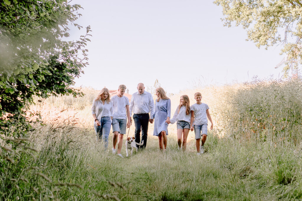 Familienshooting, Familie auf Wiese