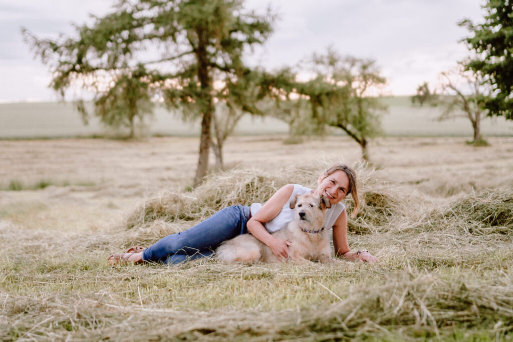 Portrait, Portraitshooting mit Hund auf Wiese