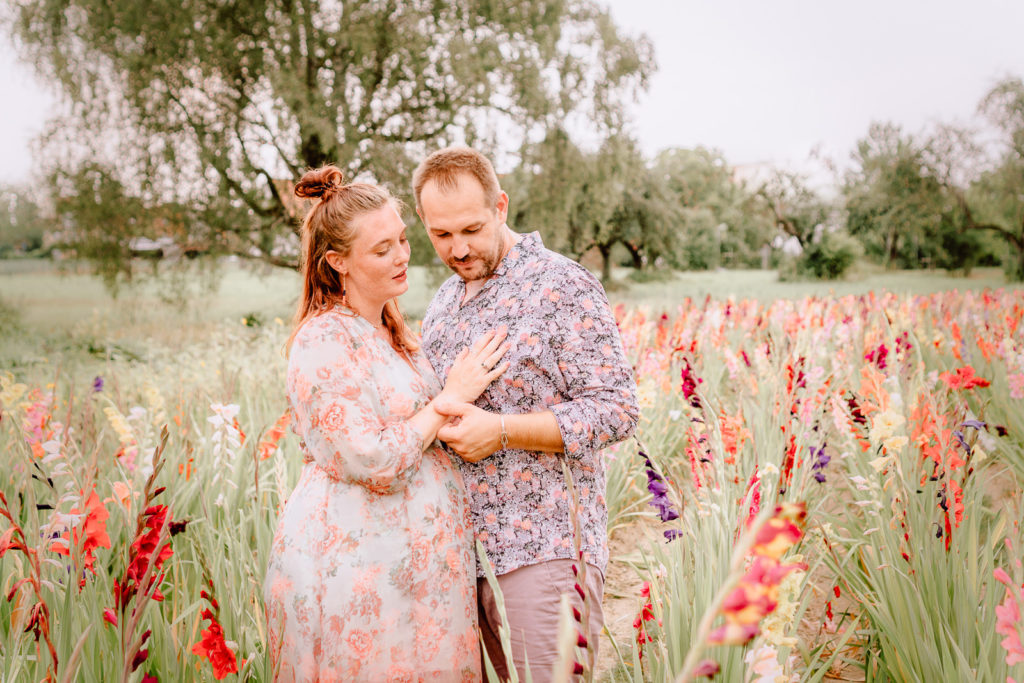 Liebespaar Fotoshooting im Blumenfeld